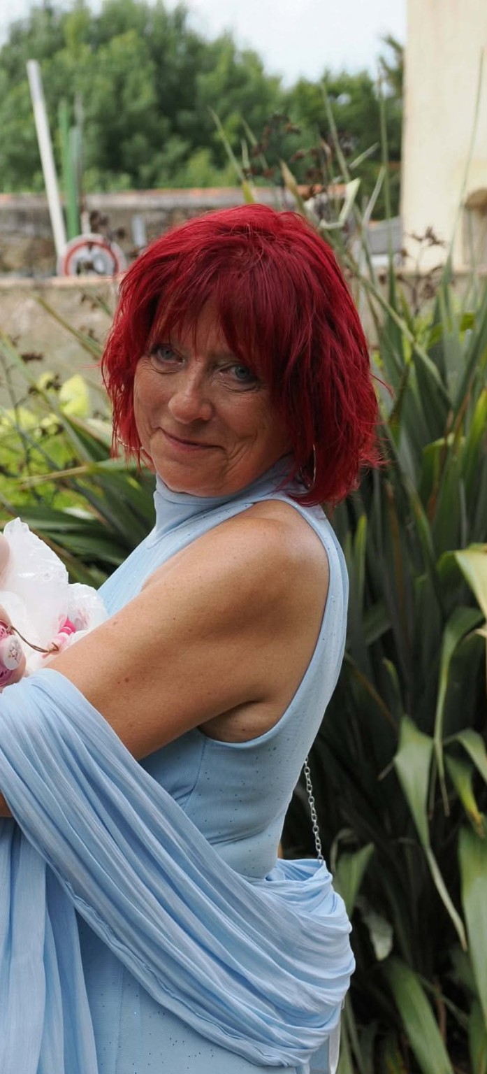 Nathalie Milliez, en robe bleue, dans un jardin